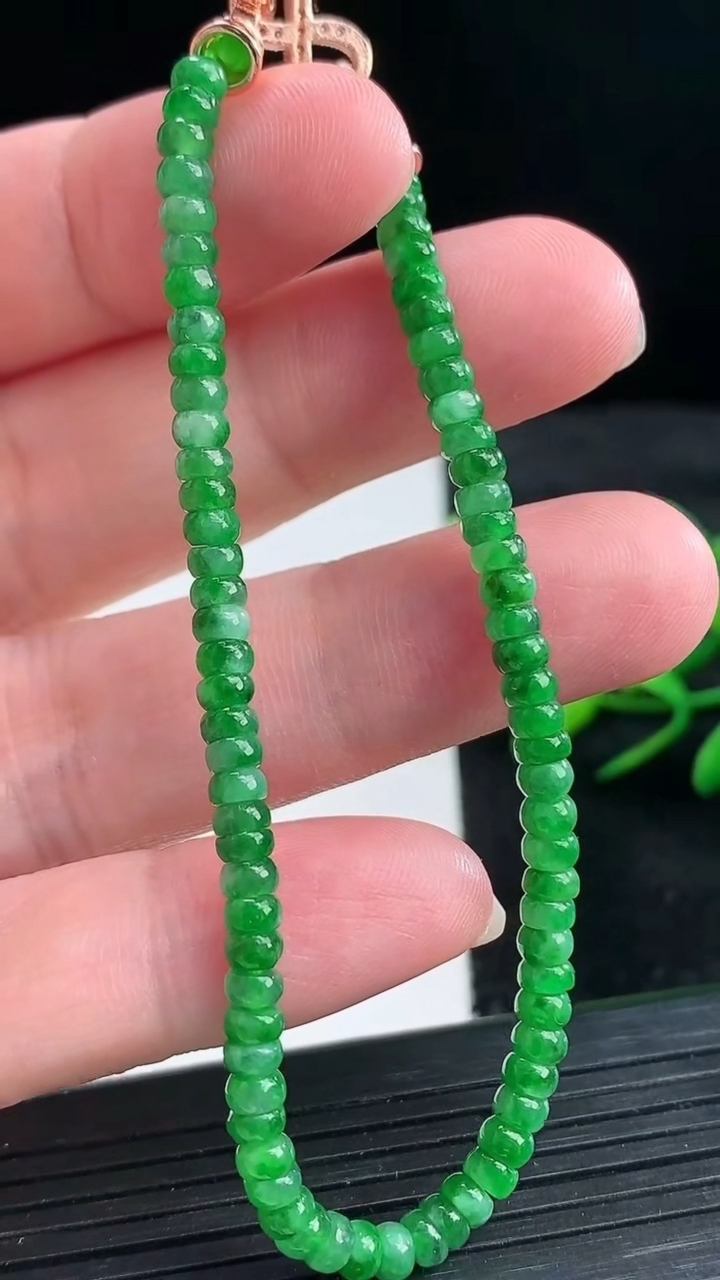 天然A货翡翠算盘珠手串尺寸3.8-2.5重量:7.00g3月25日
工厂直销收藏佳品,种好水足，色泽均匀，有种有色，上手高大气！