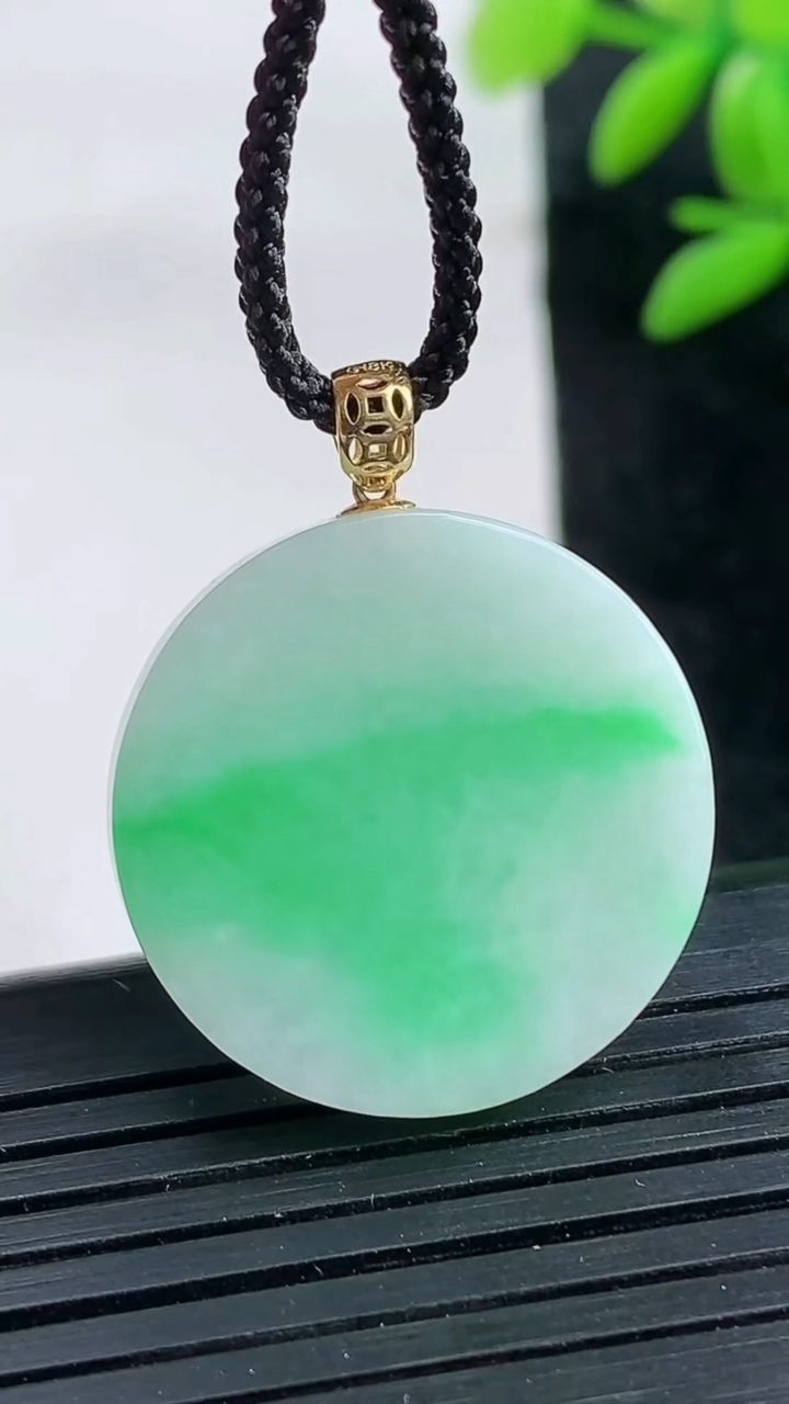 天然A货翡翠无事牌吊坠尺寸23.2-4.4重量:6.77g
3月25日