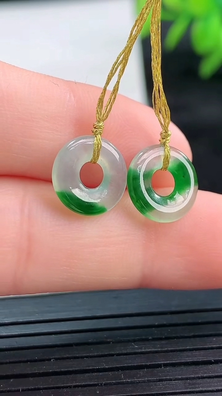 天然A货翡翠平安环吊坠一对尺寸10-1.9重量:0.88g
3月25日