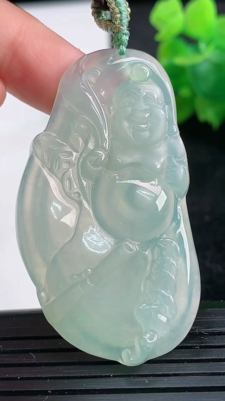 天然A货翡翠逍遥佛吊坠尺寸51.2-28.2-5.8重量:16.69g
3月25日
