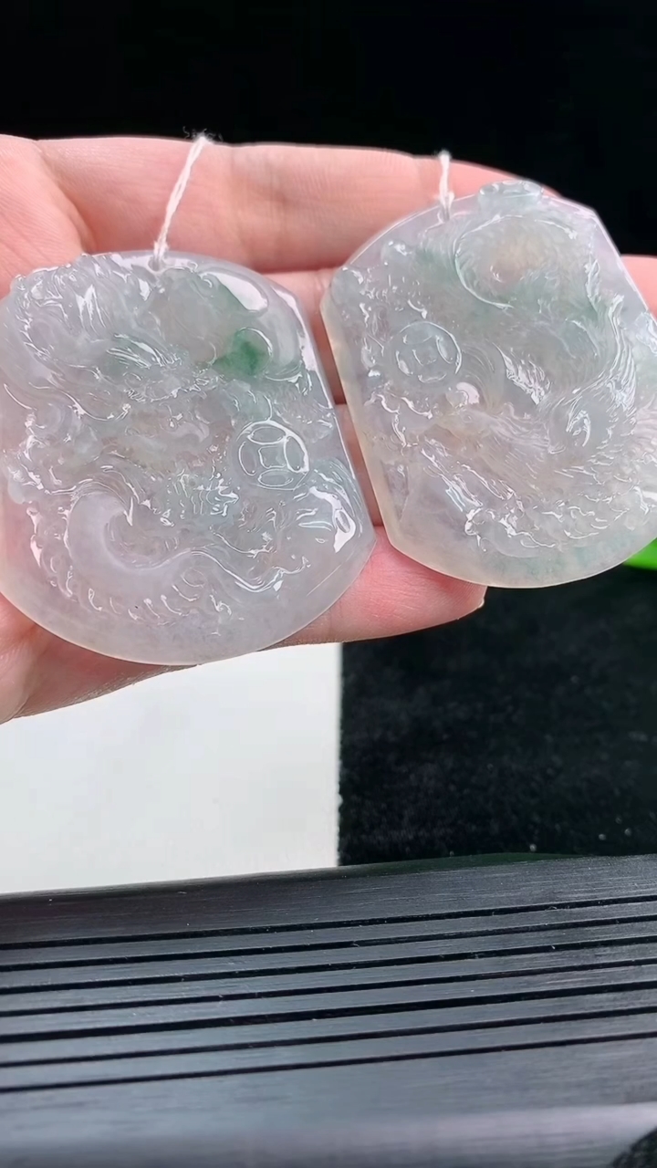 天然A货翡翠冰种飘花龙凤呈祥吊坠一对尺寸52-43.6-5.5重量:55.66g
3月25日