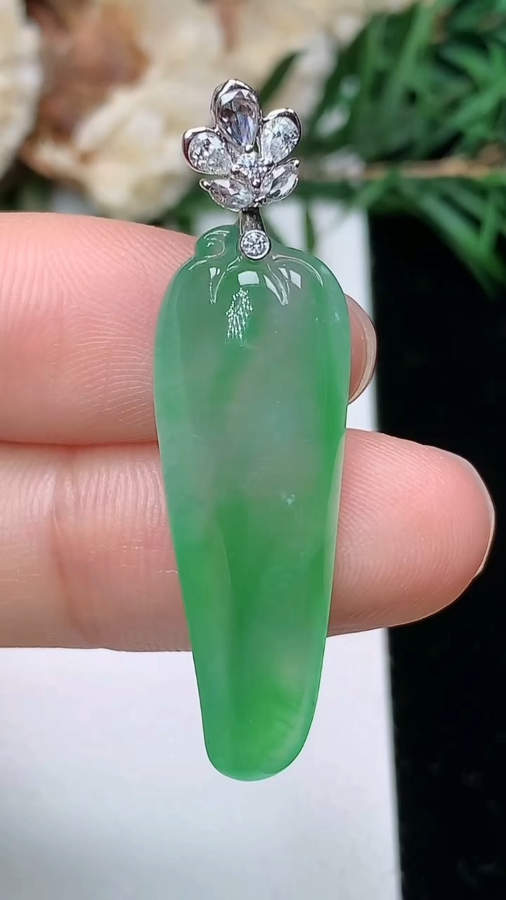 天然A货翡翠福瓜吊坠，尺寸29.8-11-6，重量:4.04g
3月25日