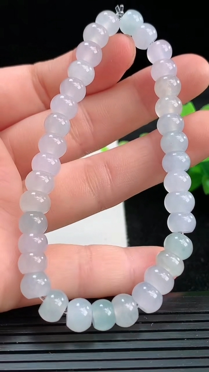 天然A货翡翠算盘珠手串尺寸6.3-4.3重量:17.72g3月25日
工厂直销收藏佳品,种好水足，色泽均匀，有种有色，上手高大气！