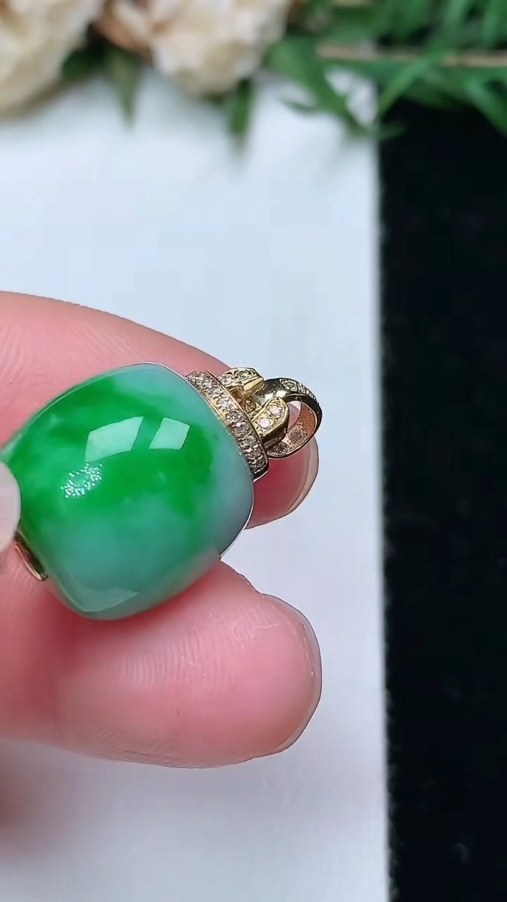 天然A货翡翠路路通吊坠，尺寸12.5-13.2，重量:5.17g
3月25日