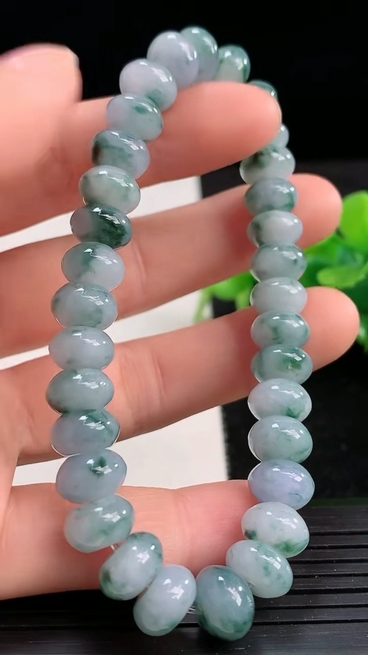 天然A货翡翠飘花算盘珠手串尺寸9-4.8重量:26.67g3月25日
工厂直销收藏佳品,种好水足，色泽均匀，有种有色，上手高大气！