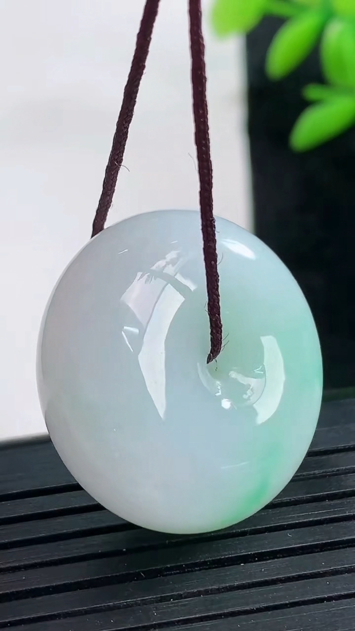 天然A货翡翠平安扣吊坠尺寸26.2-12.1重量:17.85g
3月25日