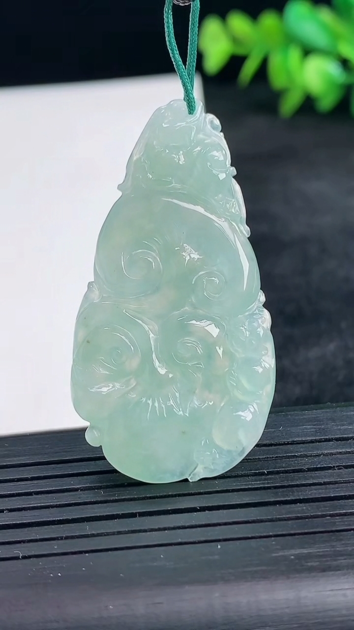 天然A货翡翠如意头吊坠尺寸46.4-24.3-4.3重量:9.29g
3月25日