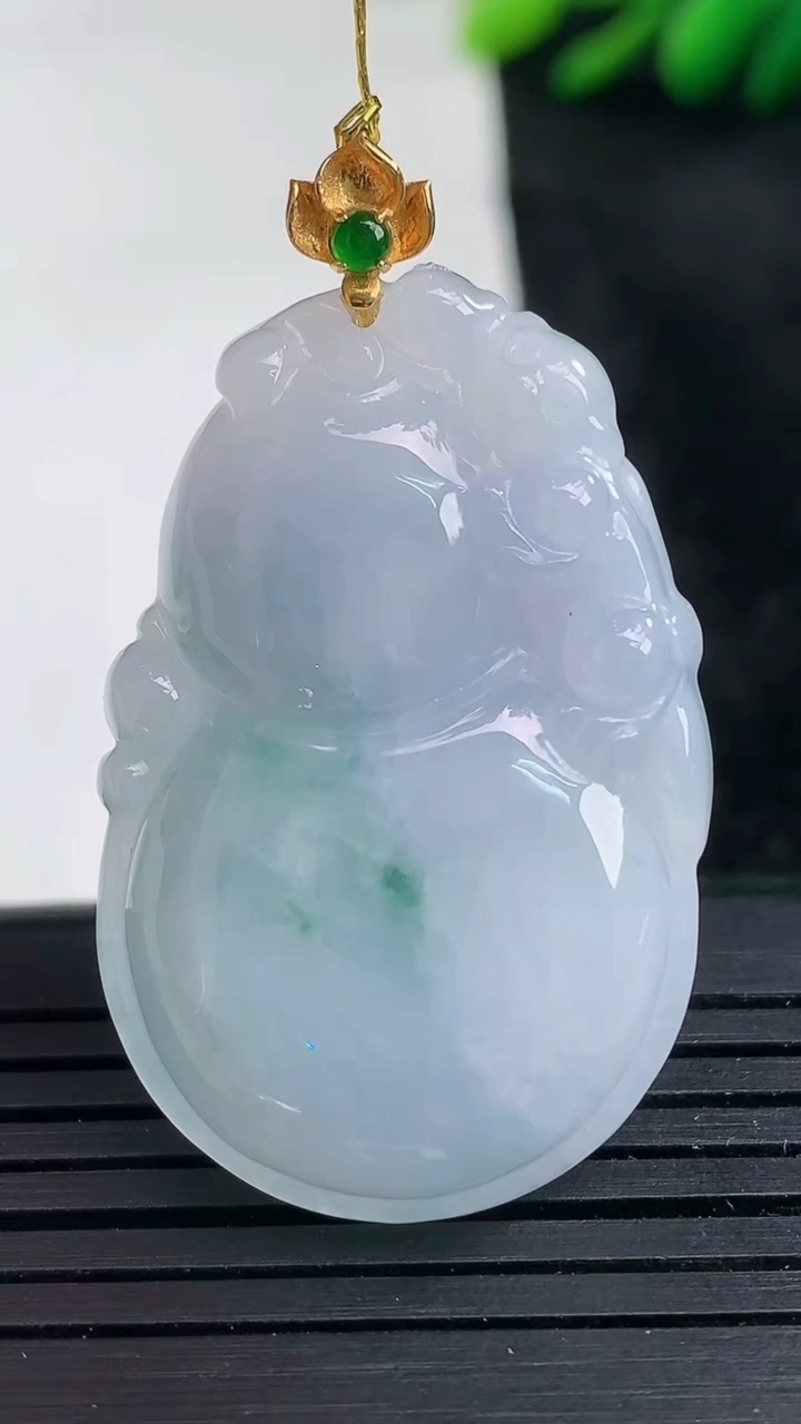 天然A货翡翠18K金紫罗兰飘花葫芦吊坠尺寸37.7-24.1-6.3重量:10.98g
3月25日