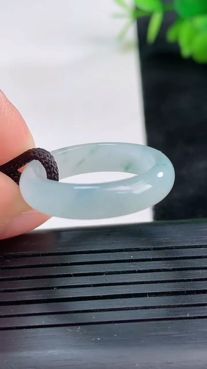 天然A货翡翠飘花指环戒指尺寸19.4-5.2-2.9重量:3.29g2026年3月25日
工厂直销收藏佳品,种好水足，色泽均匀，有种有色，上手高大气！