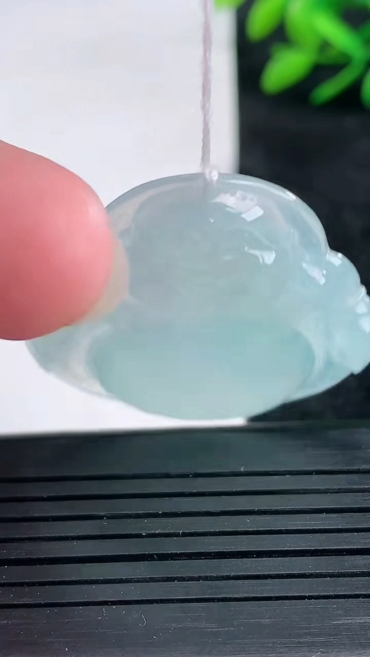 天然A货翡翠佛公吊坠尺寸33.4-36.3-5.7重量:10.46g
3月25日