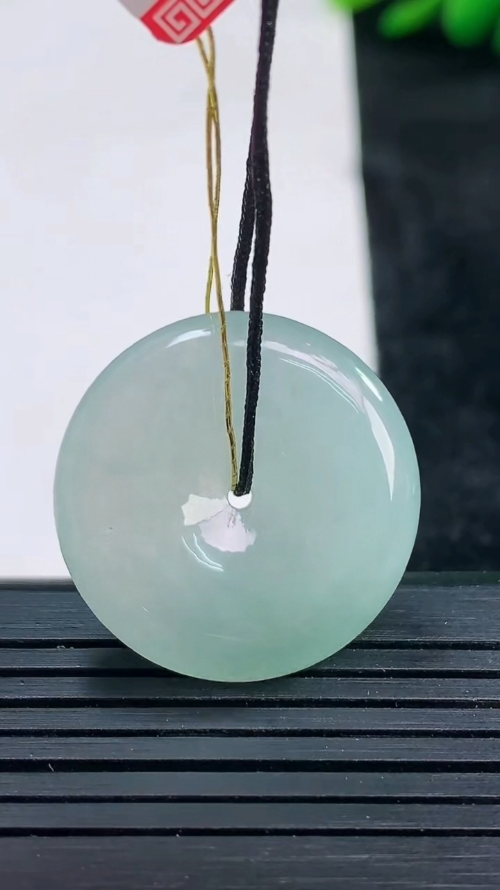 天然A货翡翠平安扣吊坠尺寸25.2-5.6重量:7.81g
3月25日