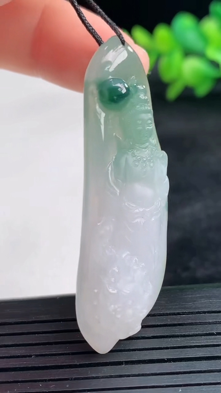 天然A货翡翠飘花文殊菩萨吊坠尺寸52.8-18.4-6.6重量:11.18g
3月25日