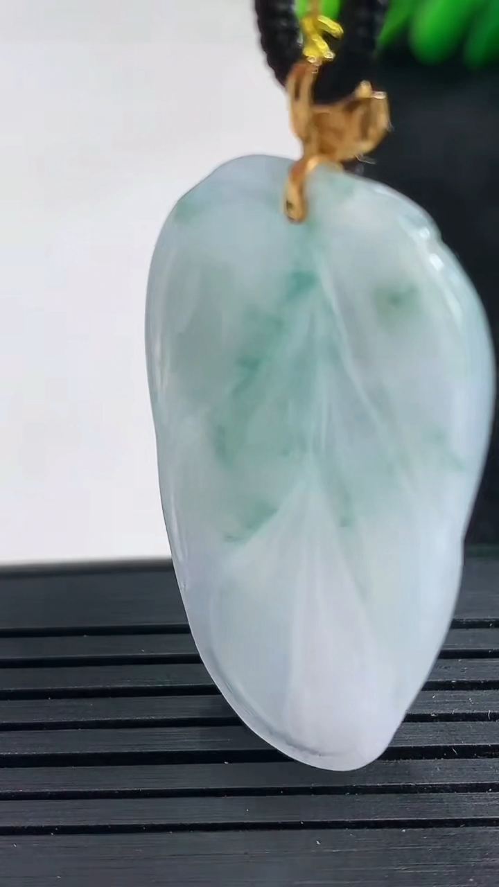 天然A货翡翠18K金紫罗兰飘花金枝玉叶 叶子吊坠尺寸38.6-22.9-5.8重量:9.47g
3月25日