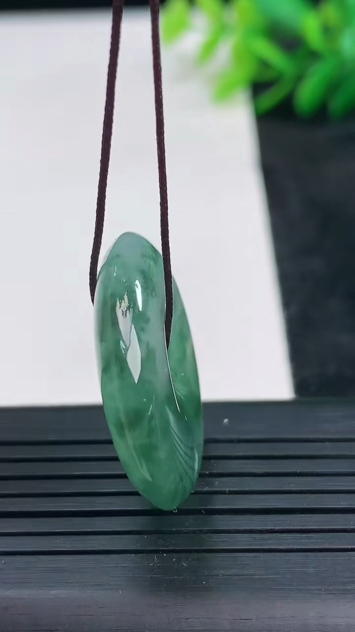 天然A货翡翠飘花平安扣吊坠尺寸26.9-6重量:9.24g
3月25日