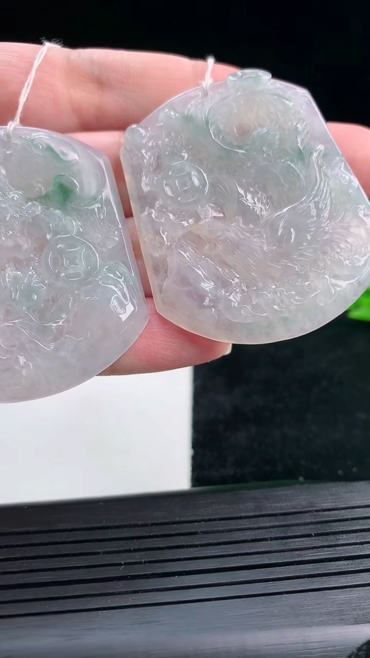 天然A货翡翠冰种飘花龙凤呈祥吊坠一对尺寸52-43.6-5.5重量:55.66g
3月25日