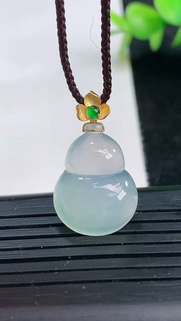 天然A货翡翠种白冰葫芦吊坠尺寸20.8-15.4-5重量:2.85g
3月25日