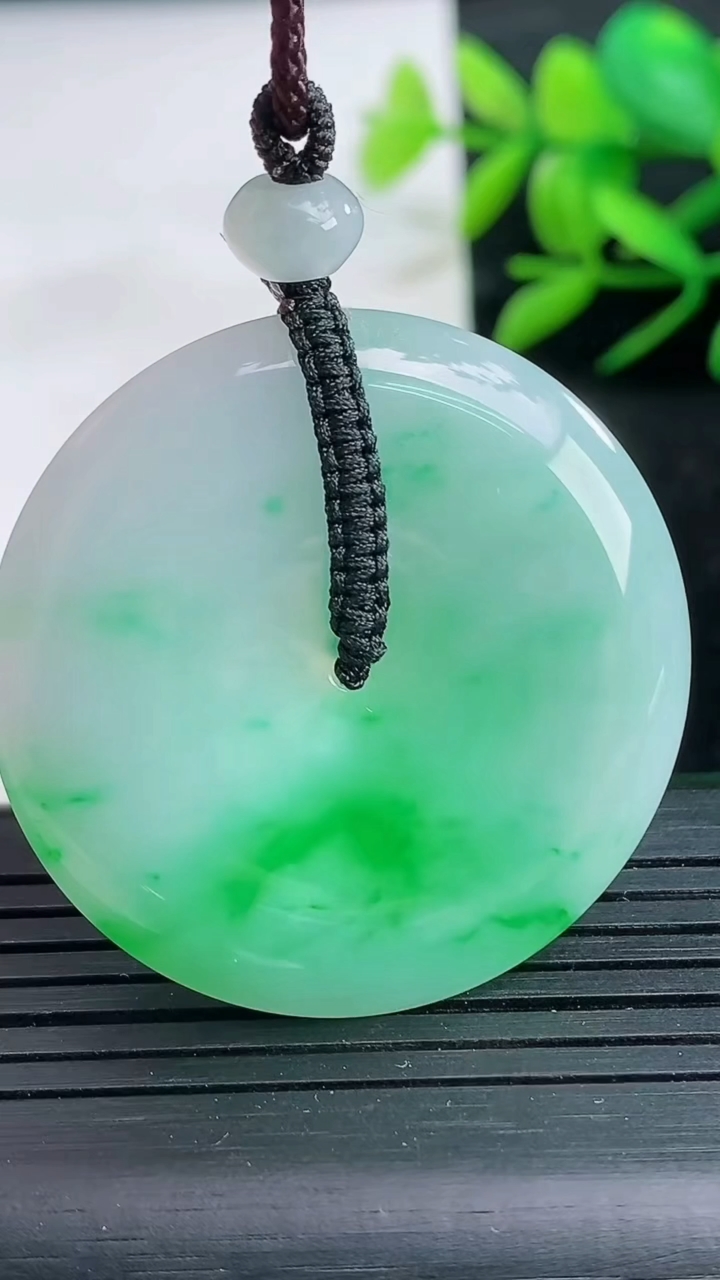 天然A货翡翠平安扣吊坠尺寸37-5.7重量:17.73g
3月25日