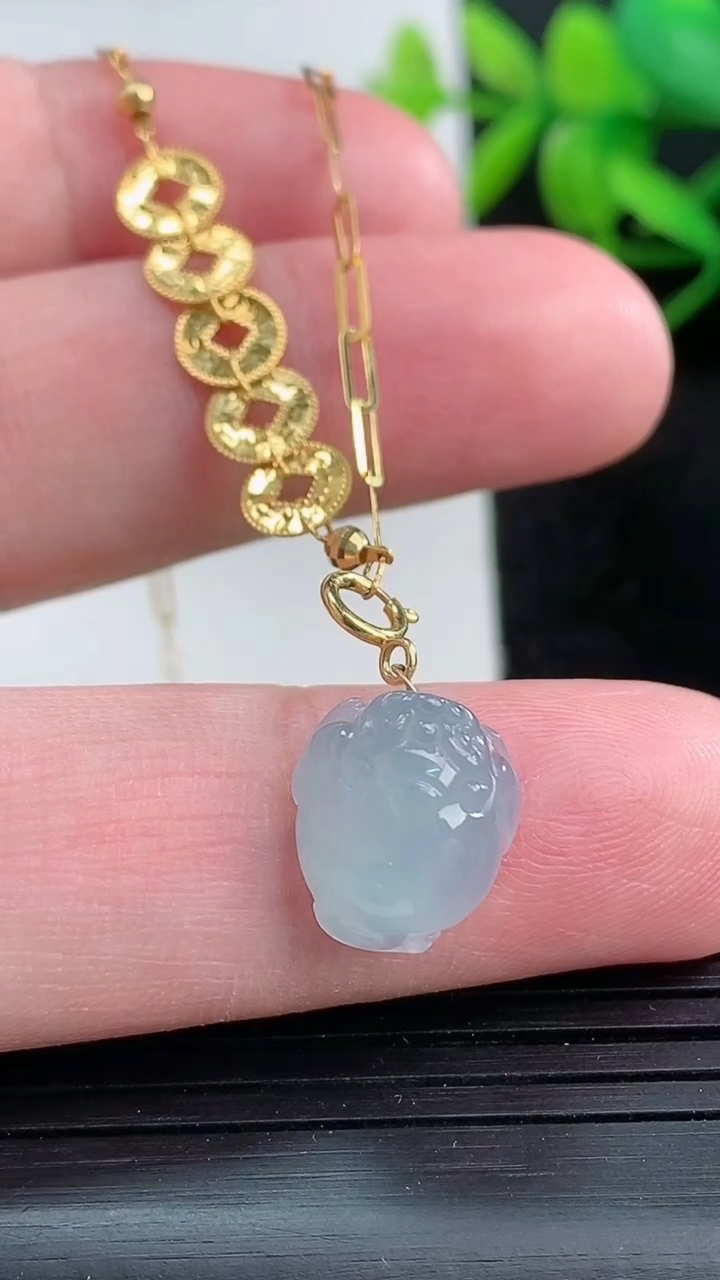 天然A货翡翠18K金紫罗兰金蟾手链尺寸12-11-6.8重量:2.80g
3月25日