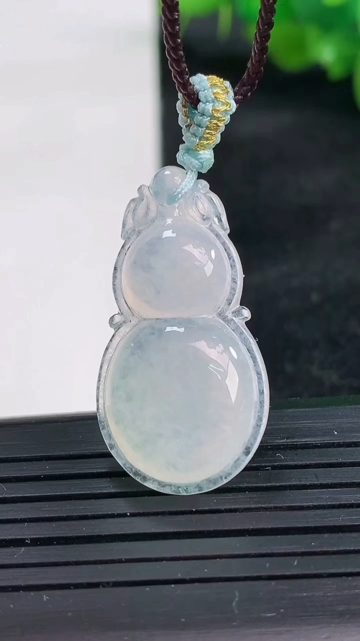 天然A货翡翠葫芦吊坠尺寸32.3-17.1-5.7重量:4.72g
3月25日