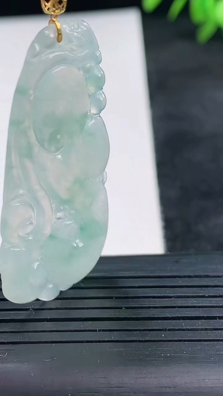 天然A货翡翠18K金飘花如意吊坠尺寸46.3-21.5-2.9重量:5.30g
3月25日