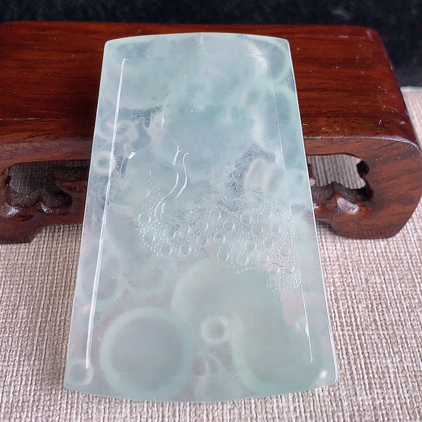 天然A货翡翠晴水龙牌吊坠 
尺寸61.4-42-6.2mm 重量30.96g 0324