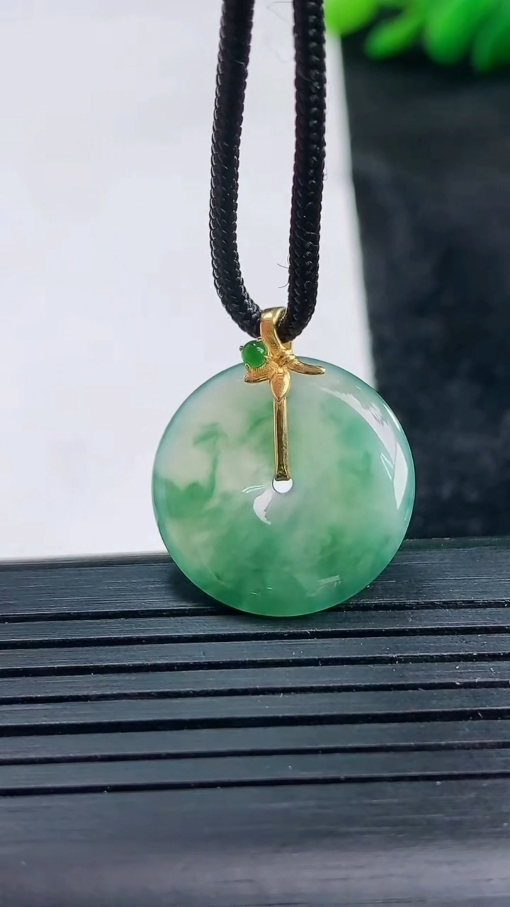 天然A货翡翠种飘花平安扣吊坠尺寸19.4-3.4重量:2.97g
3月25日