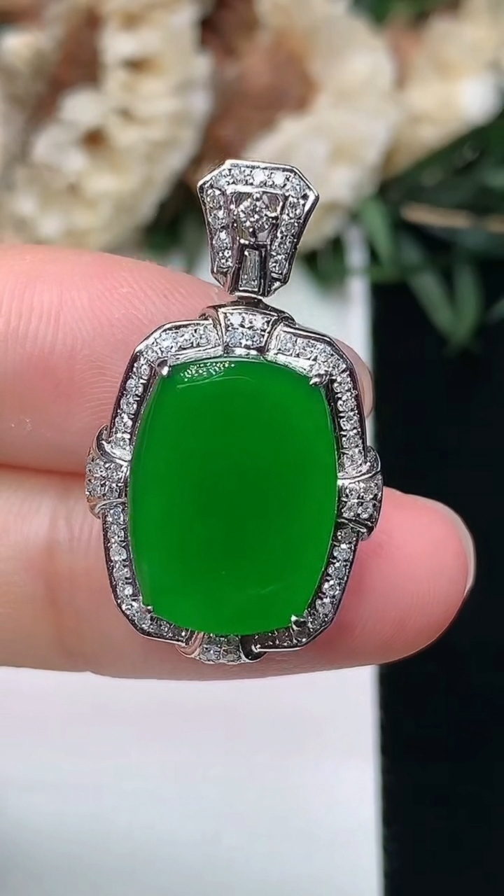 天然A货翡翠无事牌吊坠，尺寸28.5-16.8-8.2，裸石15.4-11.4，重量:4.28g
3月25日，重量:4.28g