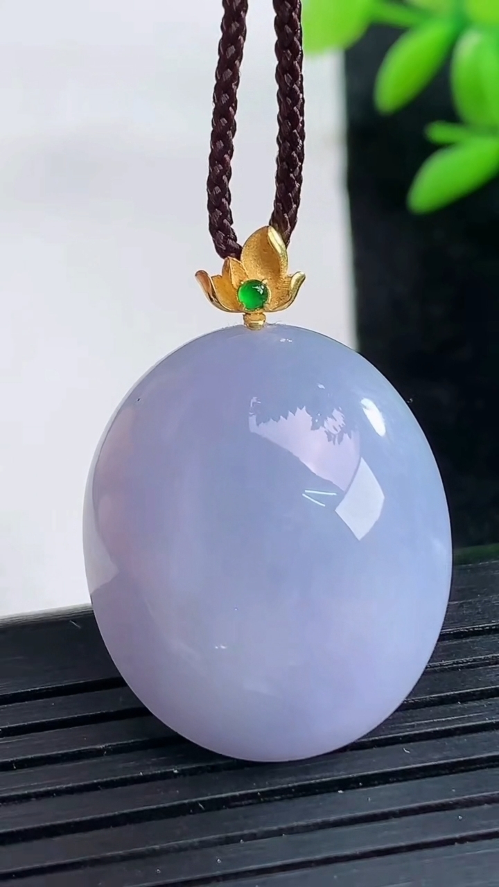 天然A货翡翠18K金紫罗兰蛋面吊坠尺寸26.4-22.1-11.4重量:10.91g
3月25日