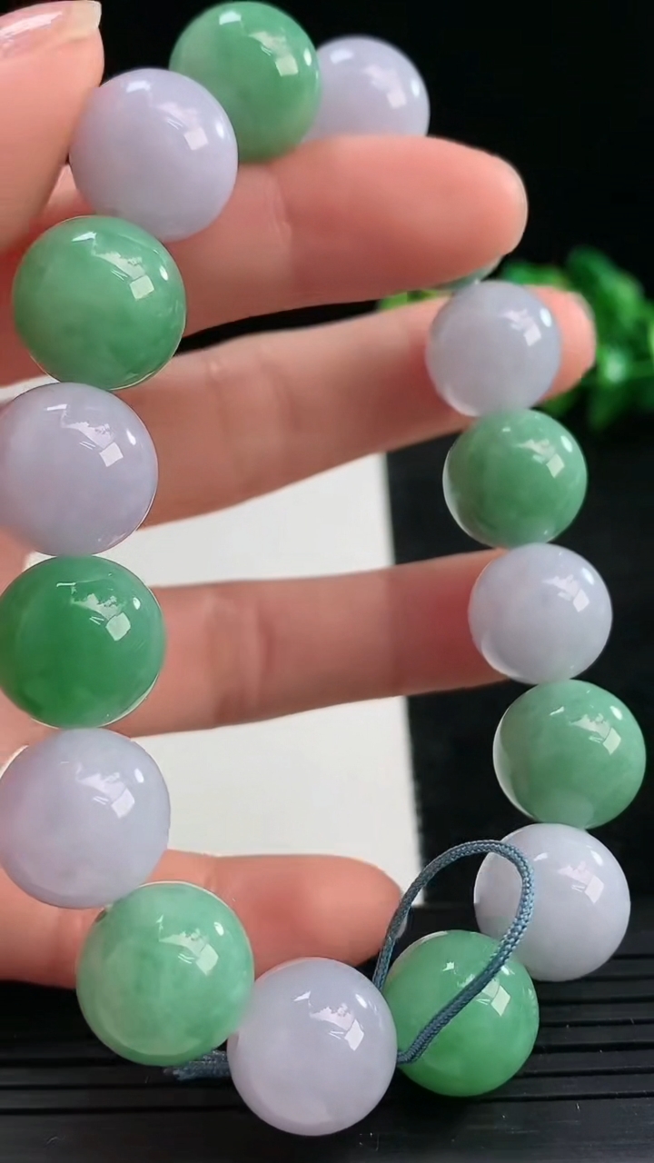 天然A货翡翠圆珠手串尺寸12.9-16颗重量:63.97g3月25日
工厂直销收藏佳品,种好水足，色泽均匀，有种有色，上手高大气！