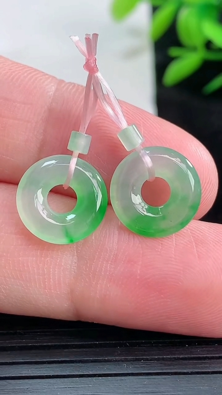 天然A货翡翠平安环吊坠一对尺寸11.6-2.5重量:1.63g
3月25日