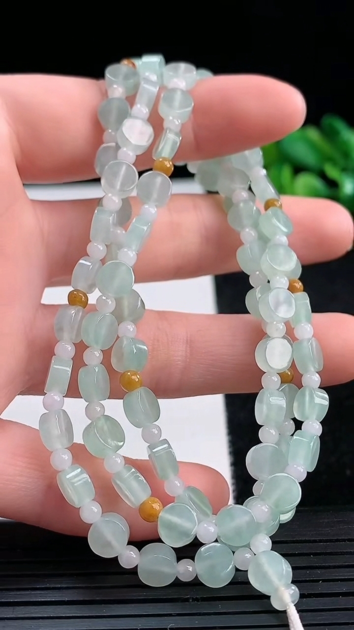 天然A货翡翠无事牌项链尺寸5.5-2.9重量:21.90g3月25日
工厂直销收藏佳品,种好水足，色泽均匀，有种有色，上手高大气！