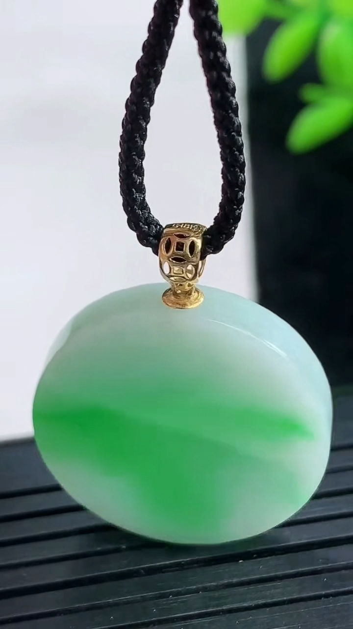 天然A货翡翠无事牌吊坠尺寸23.2-4.4重量:6.77g
3月25日