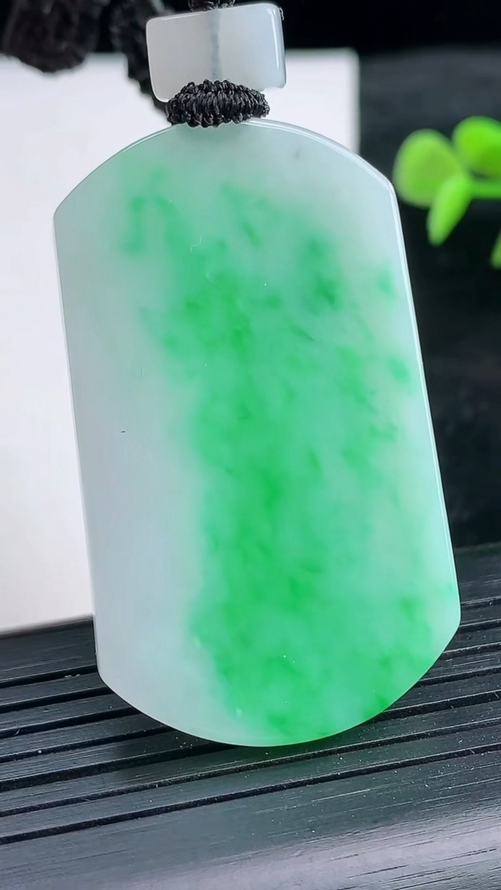 天然A货翡翠无事牌吊坠尺寸47.5-28.5-3.8重量:19.22g
3月25日