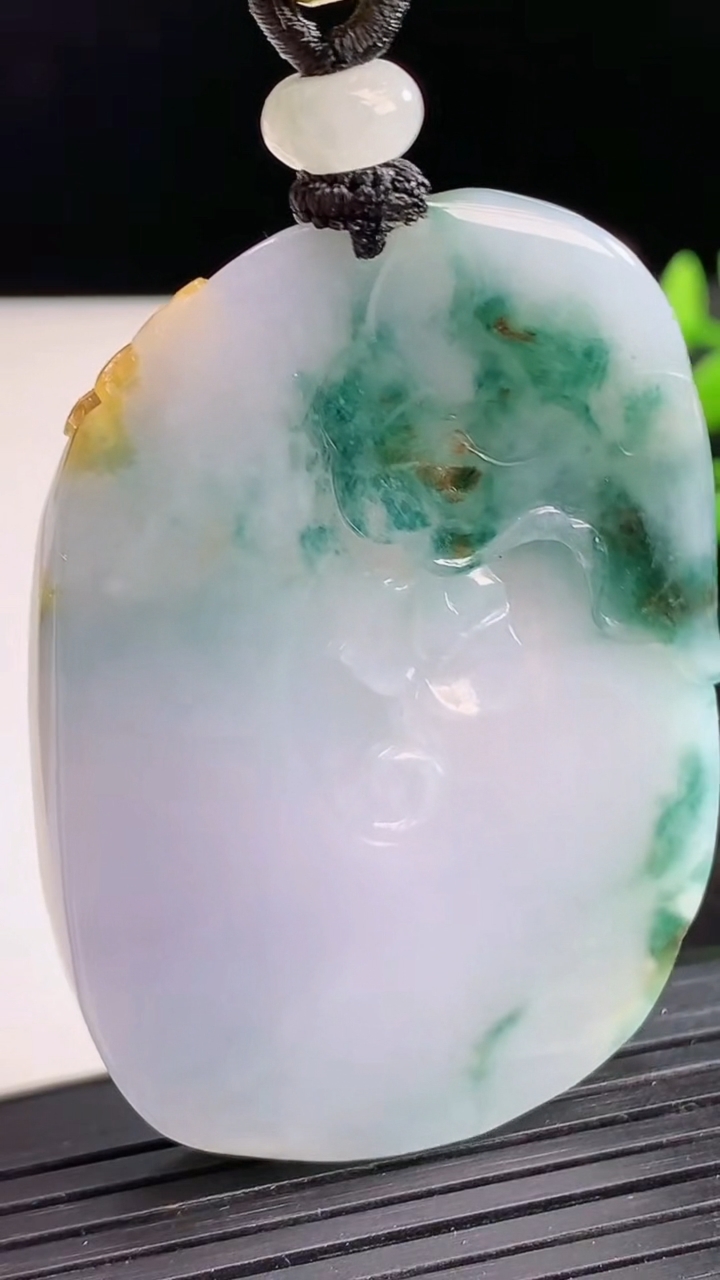 天然A货翡翠紫罗兰 飘花年年有余吊坠尺寸54.7-38-6.6重量:39.48g
3月25日