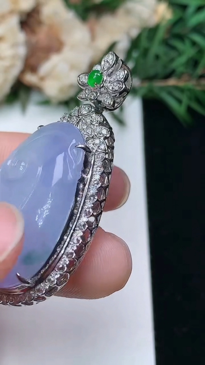 天然A货翡翠紫罗兰 飘花如意吊坠，尺寸26.7-19，重量:10.65g
3月25日