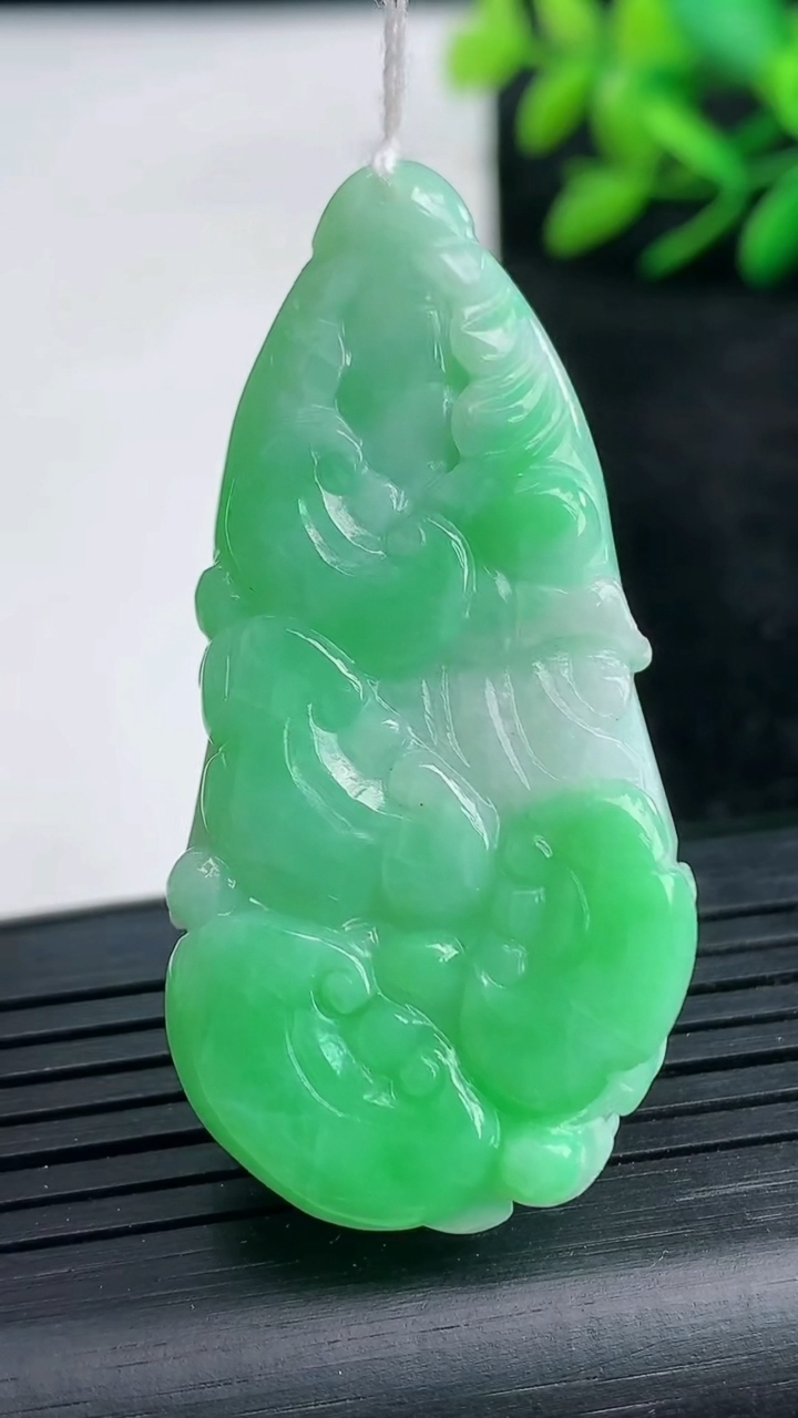 天然A货翡翠白菜吊坠尺寸50.4-24.4-9.9重量:20.73g
3月25日