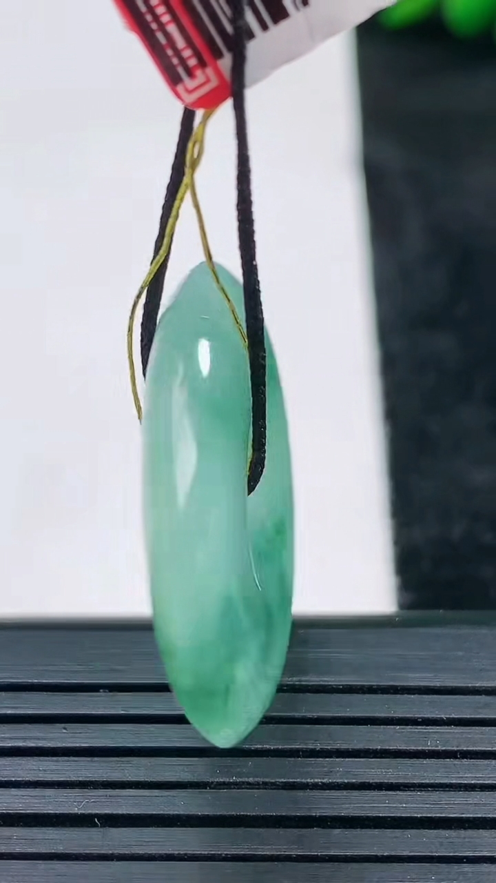 天然A货翡翠飘花平安扣吊坠尺寸29.8-5.4重量:10.40g
3月25日