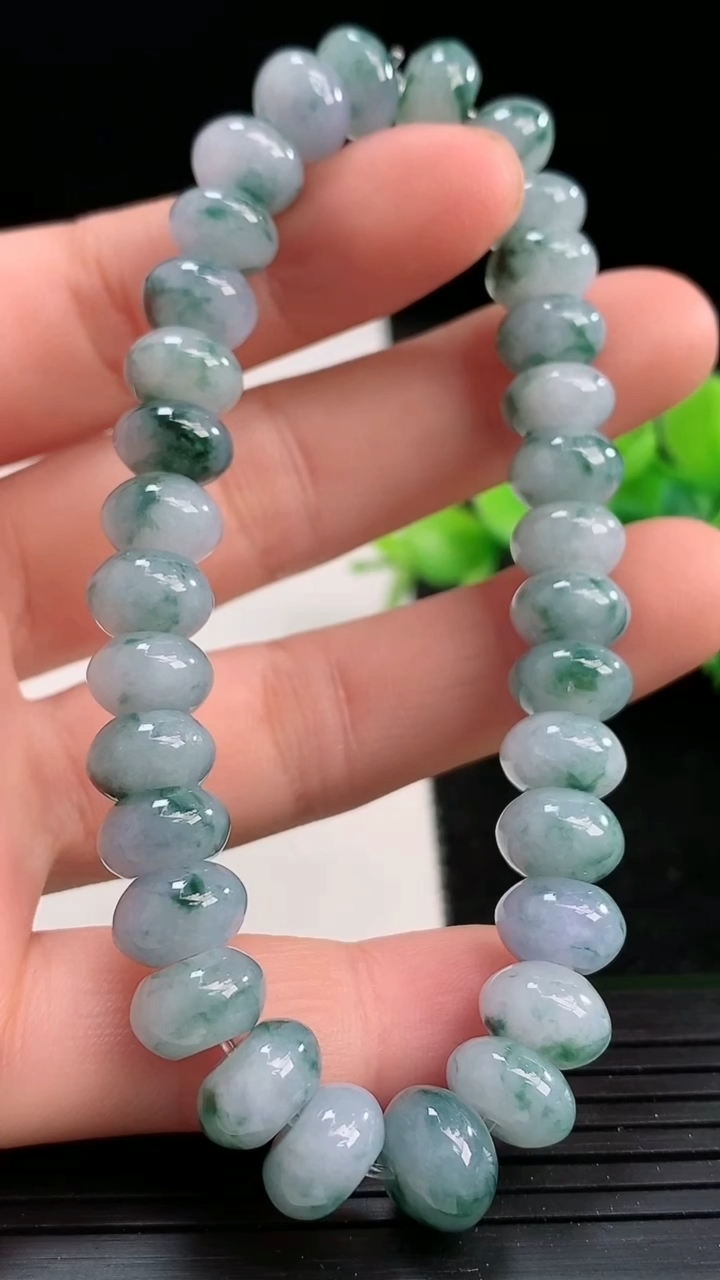 天然A货翡翠飘花算盘珠手串尺寸9-4.8重量:26.67g3月25日
工厂直销收藏佳品,种好水足，色