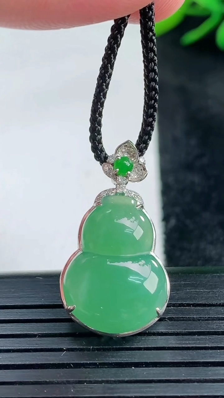 天然A货翡翠葫芦吊坠尺寸27.1-18.5-15.1-7.6重量:3.17g
3月25日