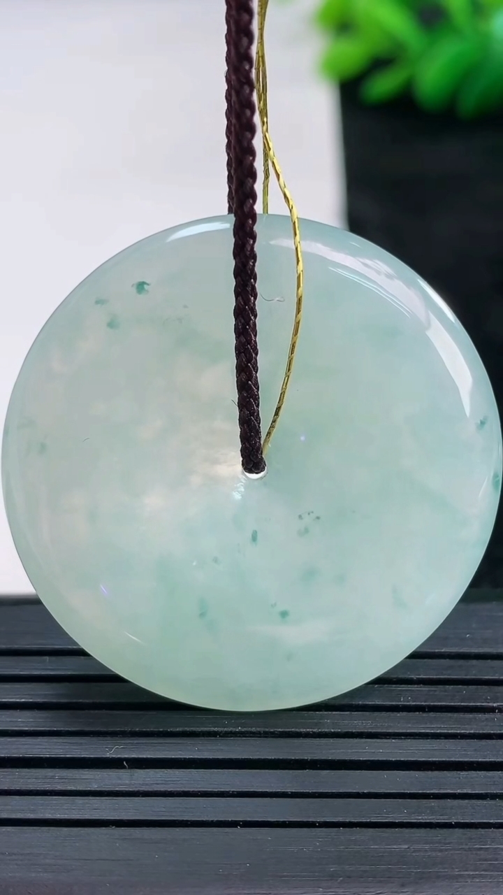 天然A货翡翠飘花平安扣吊坠尺寸37.5-5.3重量:16.81g
3月25日