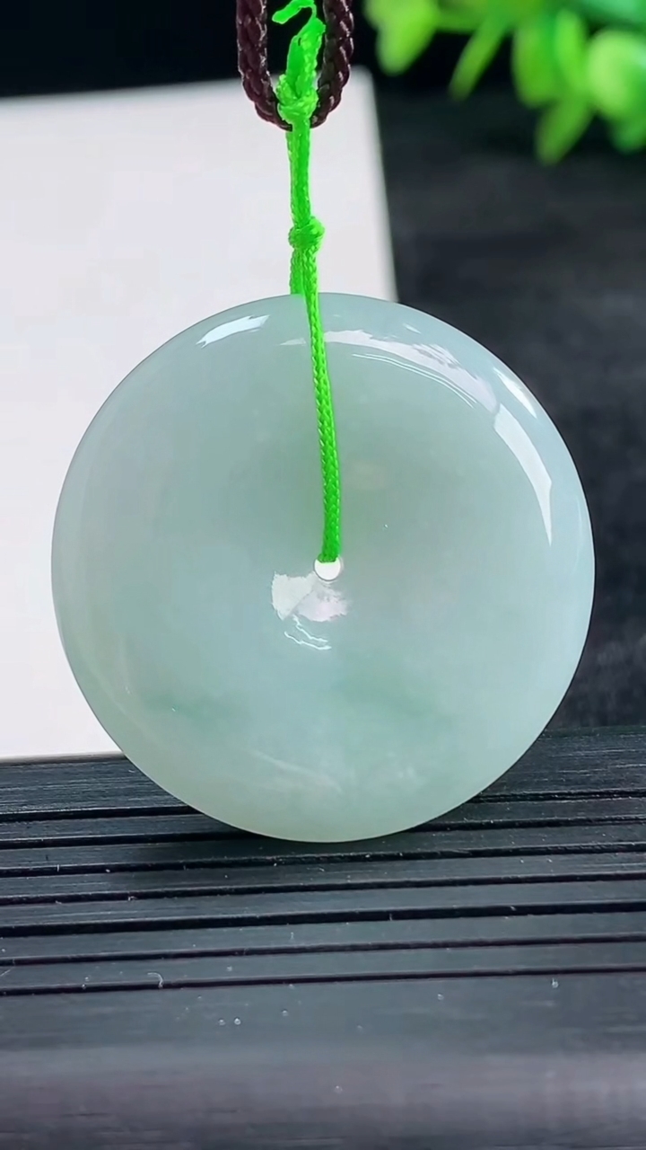 天然A货翡翠平安扣吊坠尺寸32.7-6.4重量:15.10g
3月25日