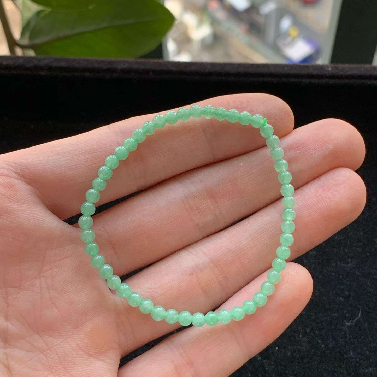 A货天然翡翠冰糯种满绿手链重量3.70
3月25日