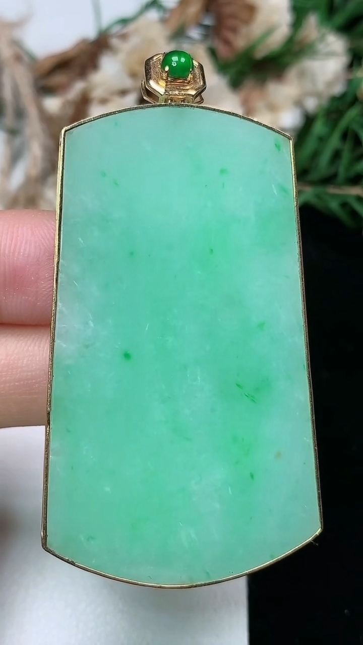 天然A货翡翠无事牌吊坠，尺寸54.2-32.2-3.8，重量:18.66g
3月25日