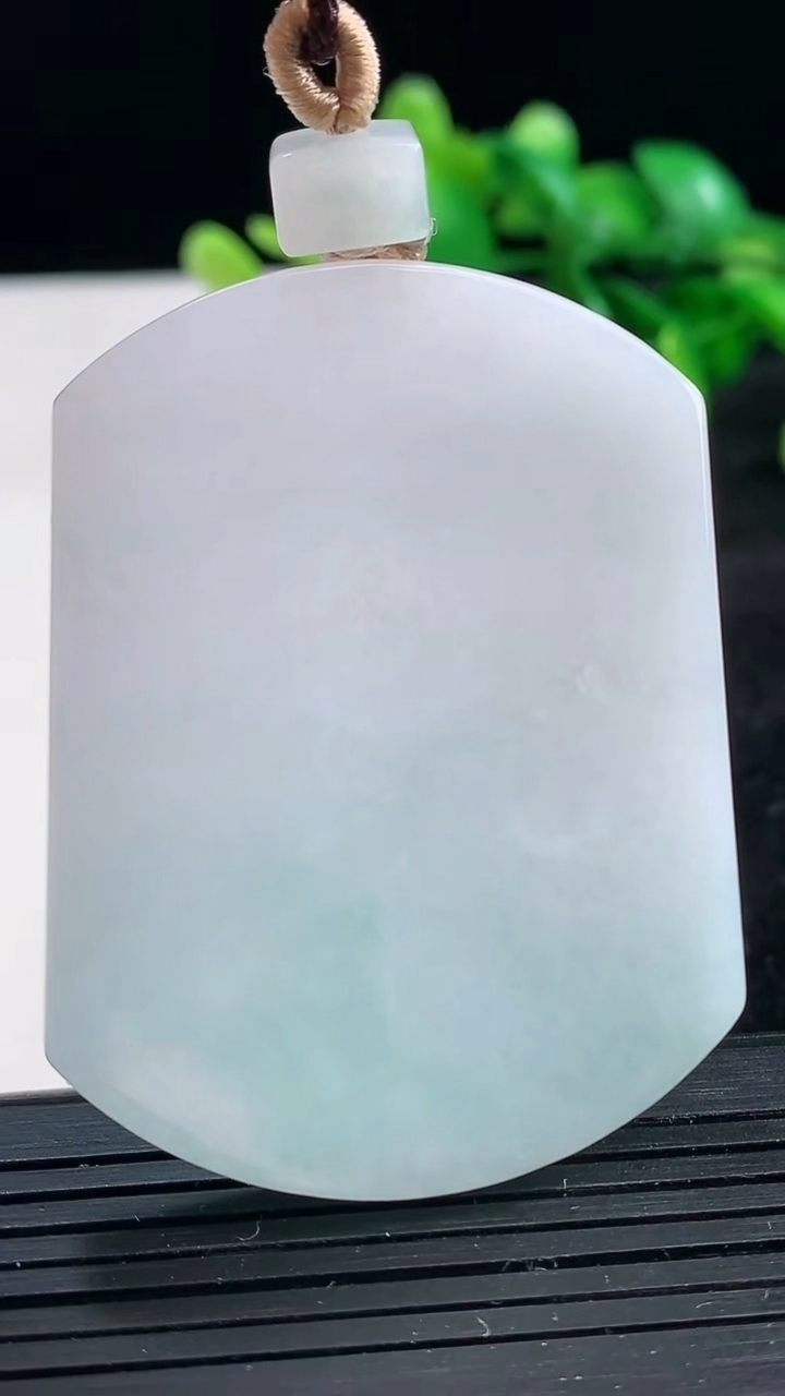 天然A货翡翠无事牌吊坠尺寸54.1-41.5-6重量:40.63g
3月25日