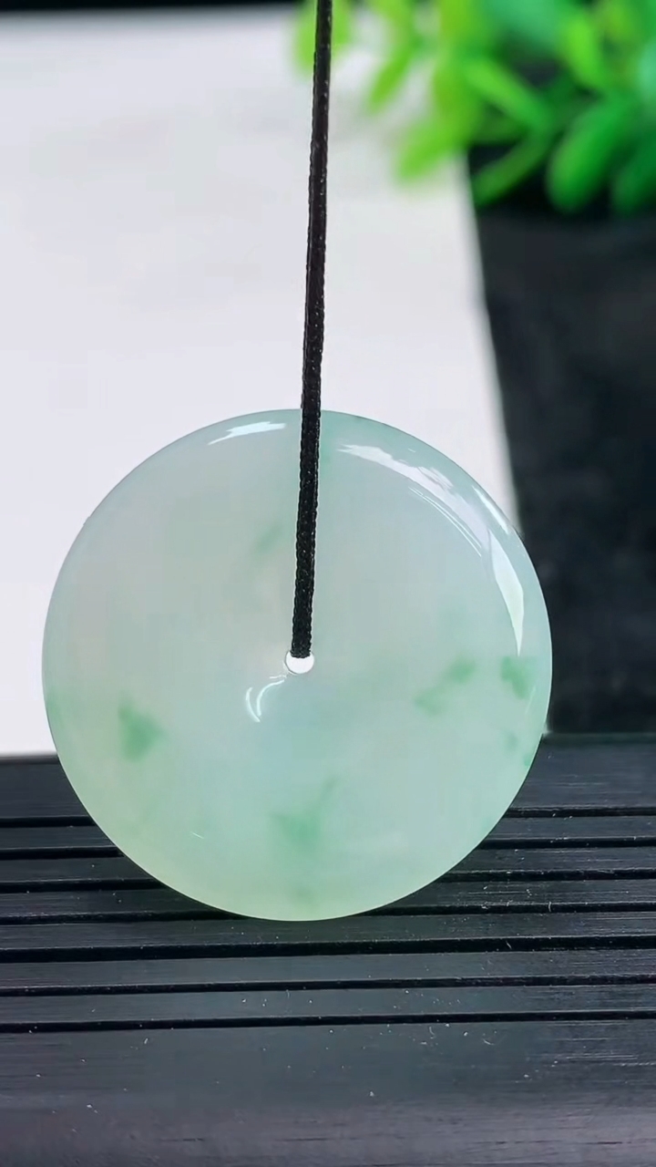 天然A货翡翠飘花平安扣吊坠尺寸27.9-5重量:8.43g
3月25日