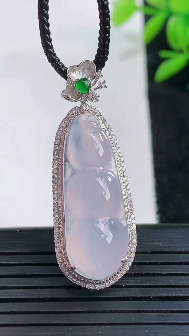 天然A货翡翠种白冰福豆吊坠尺寸37.7-13.9-8.8裸石27.5-10.3重量:4.34g
3月25日