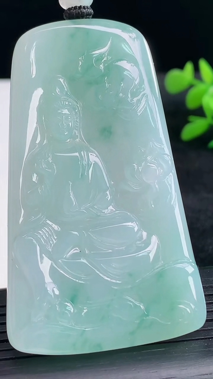 天然A货翡翠冰种飘花观音菩萨吊坠尺寸65.8-38.9-5.2重量:38.83g
3月25日