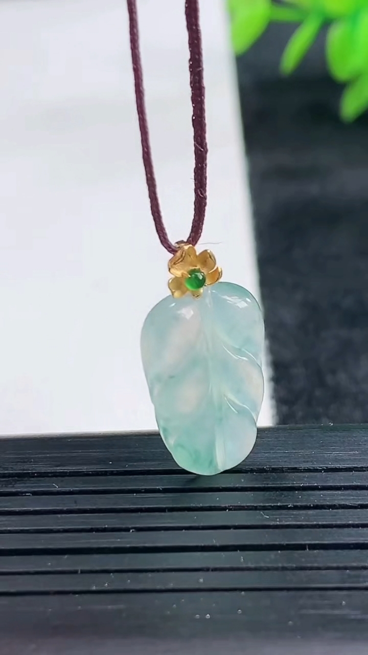 天然A货翡翠种飘花金枝玉叶 叶子吊坠尺寸18.5-11.5-3.3重量:1.62g
3月25日