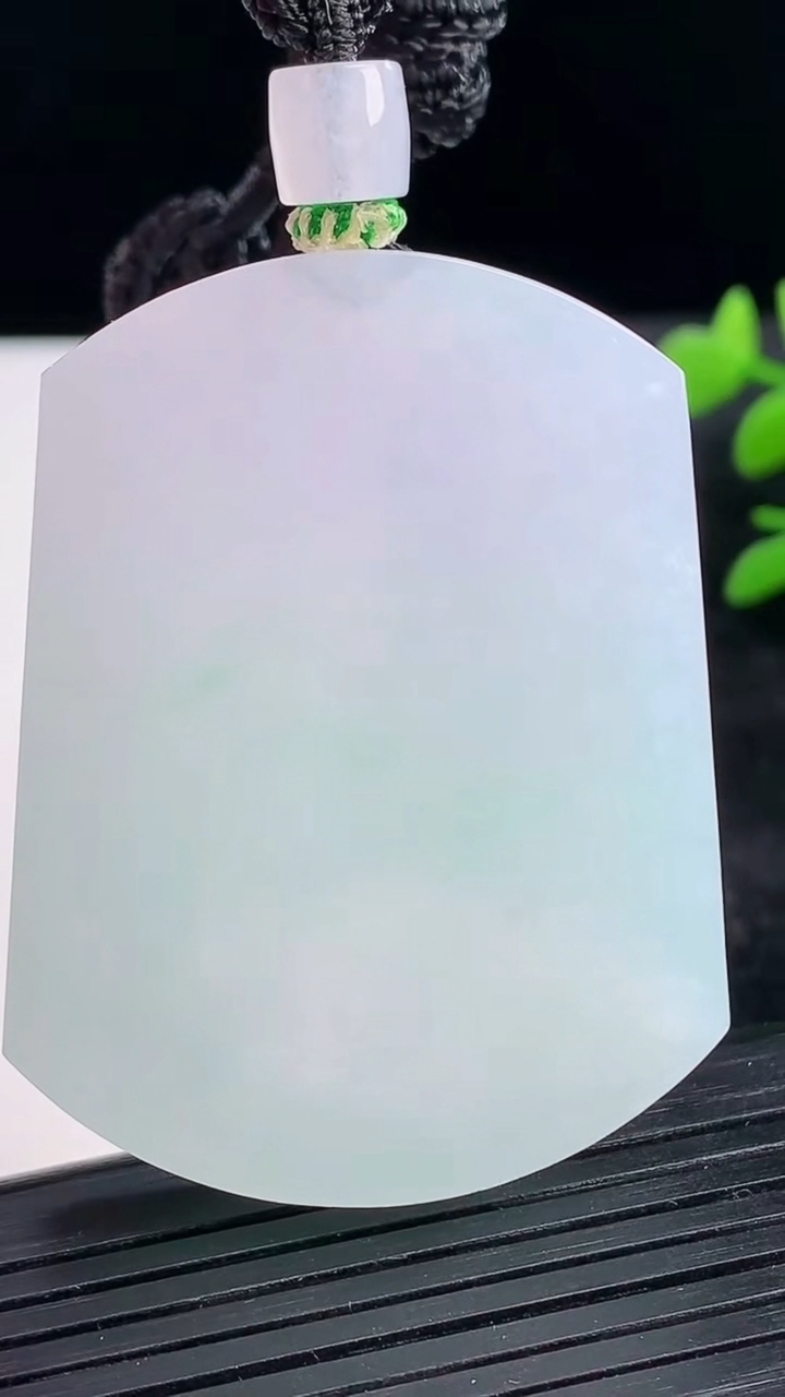 天然A货翡翠无事牌吊坠尺寸51.2-39.3-7重量:45.62g
3月25日