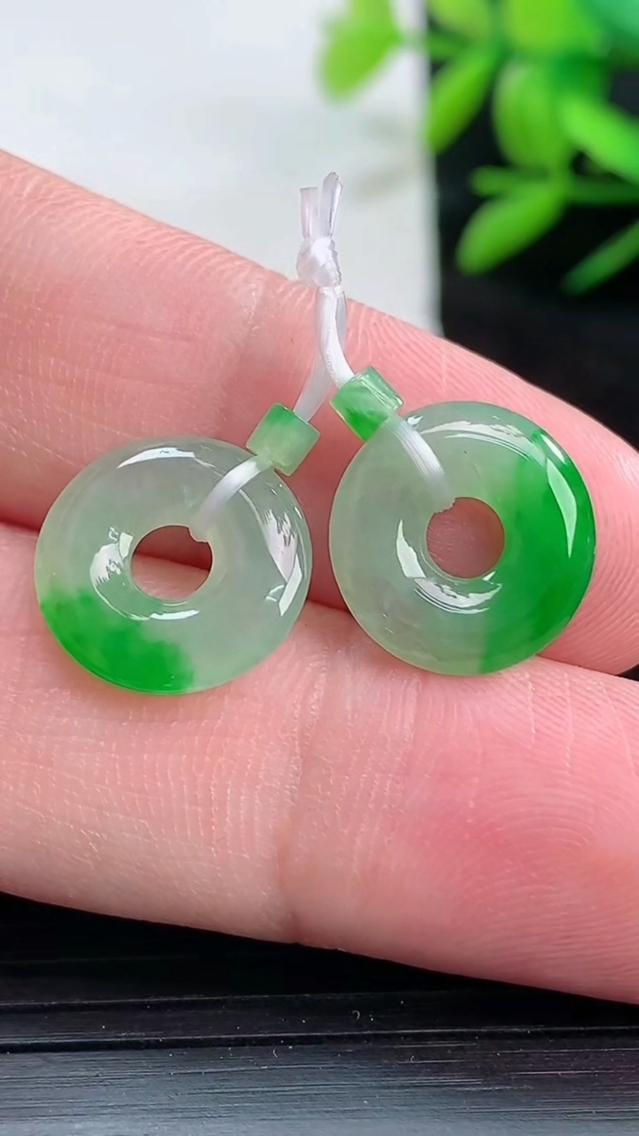 天然A货翡翠平安环吊坠一对尺寸13.3-2.3重量:2.01g
3月25日